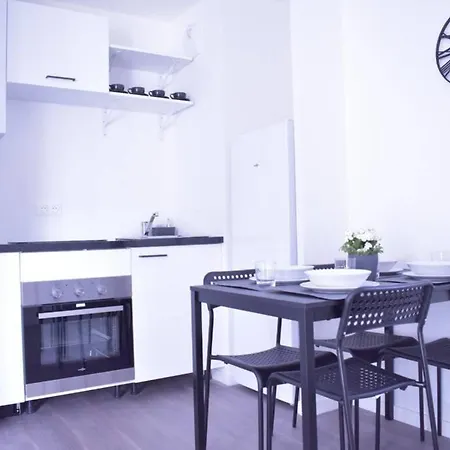 Apartment Luxe Paris Expo: Convenient Airport Retreat With Free Parking *