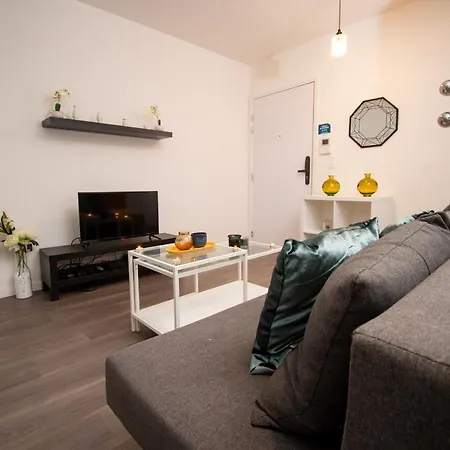 Luxe Paris Expo: Convenient Airport Retreat With Free Parking *