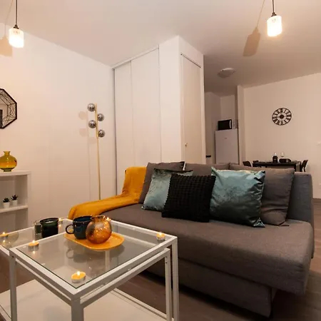 Luxe Paris Expo: Convenient Airport Retreat With Free Parking Apartment