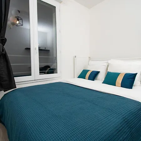 Luxe Paris Expo: Convenient Airport Retreat With Free Parking Apartment *